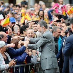 El Rey Felipe saluda a los ciudadanos en Reinosa