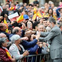 El Rey Felipe saluda a los ciudadanos en Reinosa