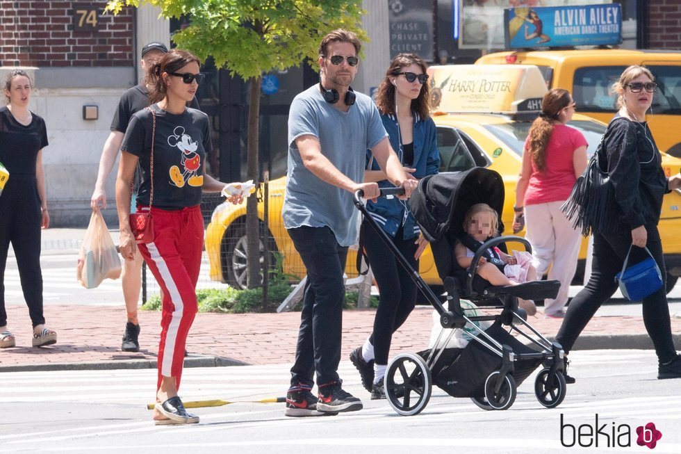 Irina Shayk y Bradley Cooper de paseo por Nueva York con su hija Lea