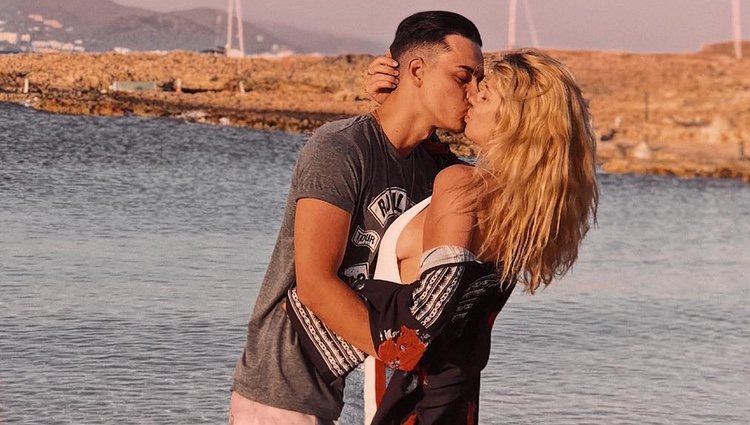 Anita Matamoros y su primer novio confirman con un beso su reconciliación