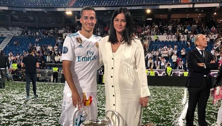 Lucas Vázquez y Macarena Rodríguez celebrando la Champions 2018 en el Santiago Bernabéu