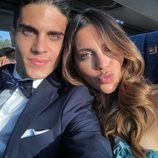 Marc Bartra y Melissa Jiménez de camino a la boda de Sergi Roberto y Coral Simanovich