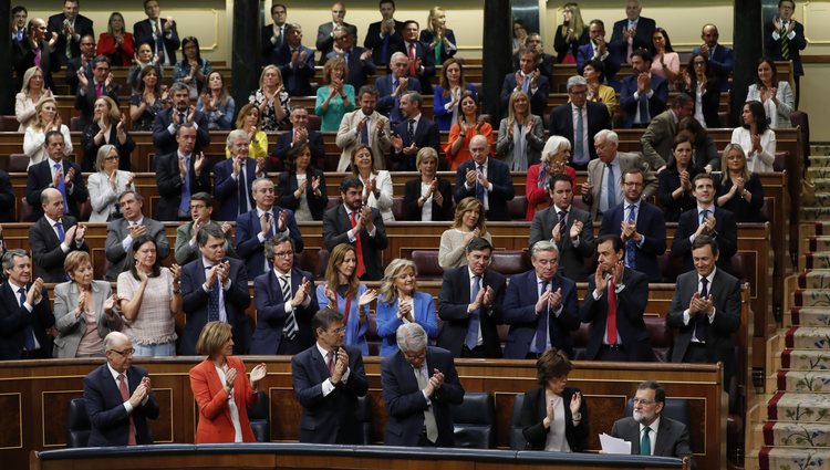 Los diputados del PP aplaudiendo a Mariano Rajoy durante el Debate de la moción de censura