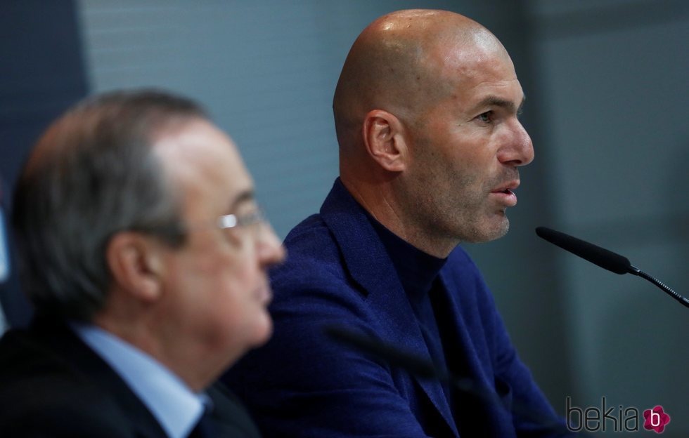 Zidane presenta su dimisión acompañado de Florentino Pérez