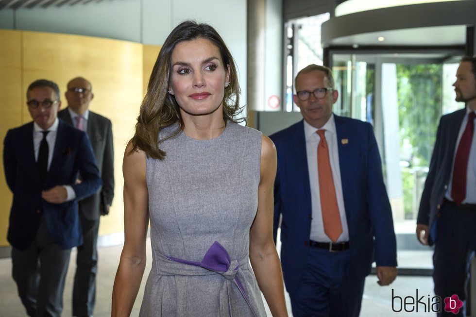 La Reina Letizia visita la sede de la Union for International Cancer Control en Ginebra