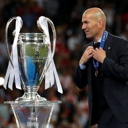 Zidane con la copa de la Champions League