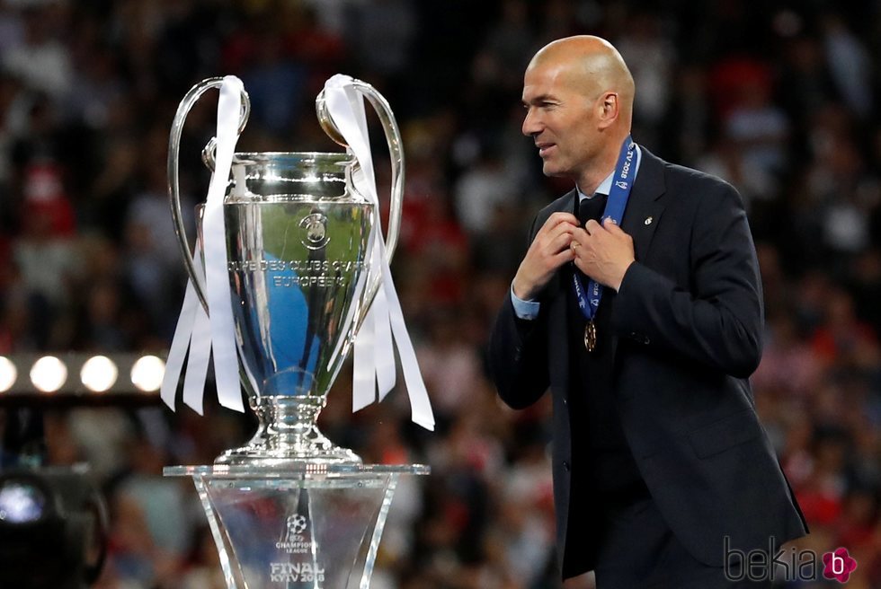 Zidane con la copa de la Champions League