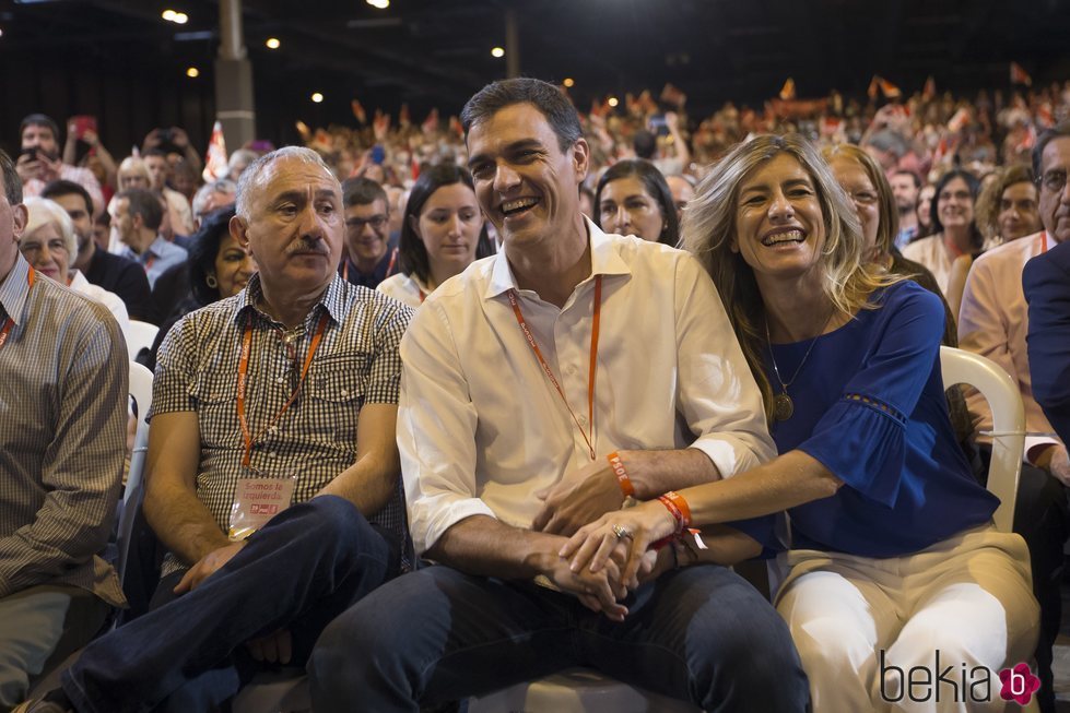 Pedro Sánchez y Begoña Gómez durante un evento político