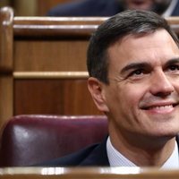 Pedro Sánchez sonríe ante el triunfo de la moción de censura contra Mariano Rajoy