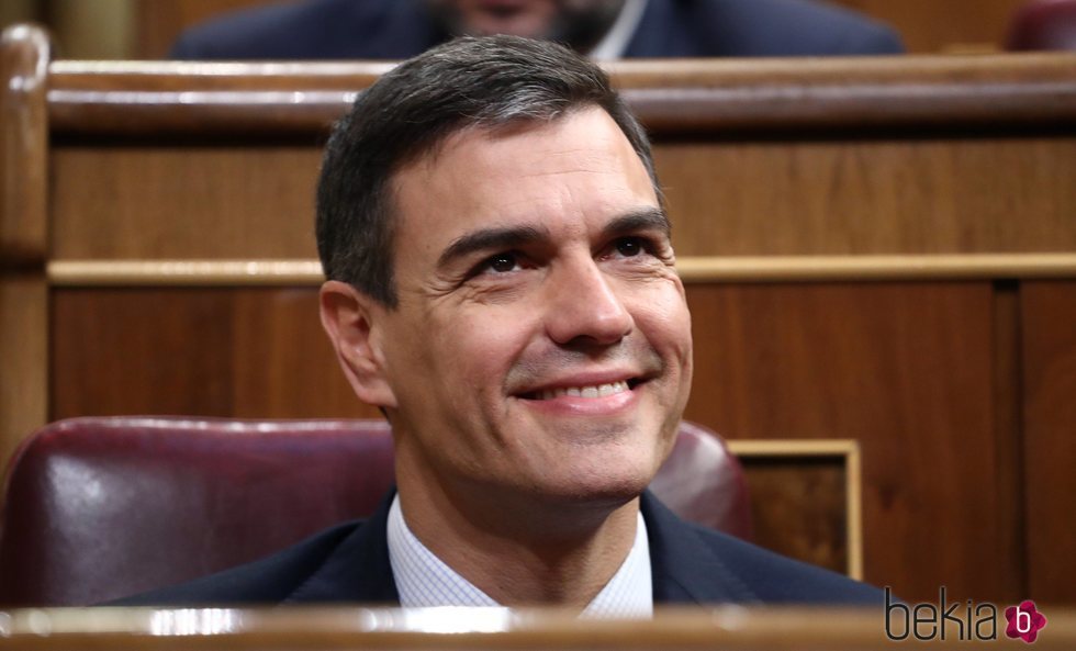 Pedro Sánchez sonríe ante el triunfo de la moción de censura contra Mariano Rajoy