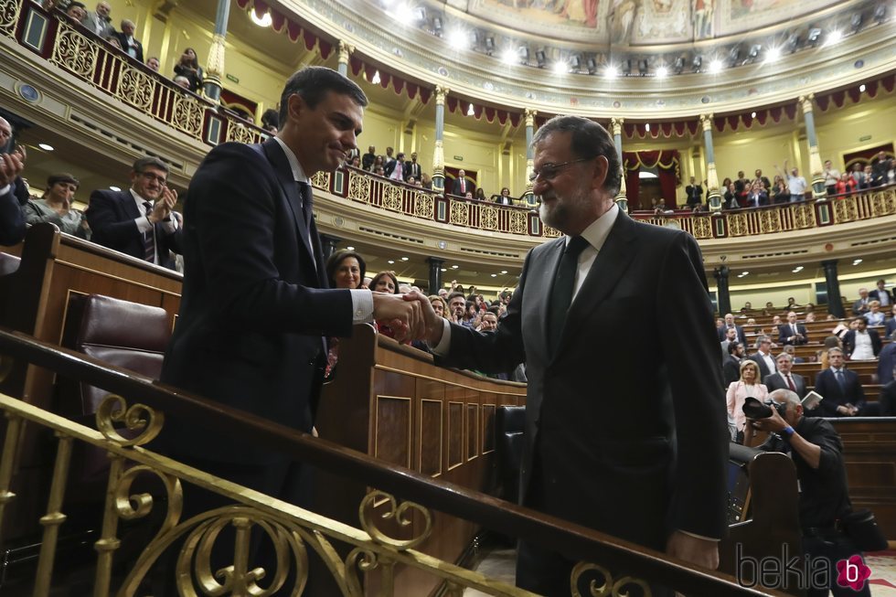 Mariano Rajoy felicitando a Pedro Sánchez tras salir adelante la moción de censura contra él