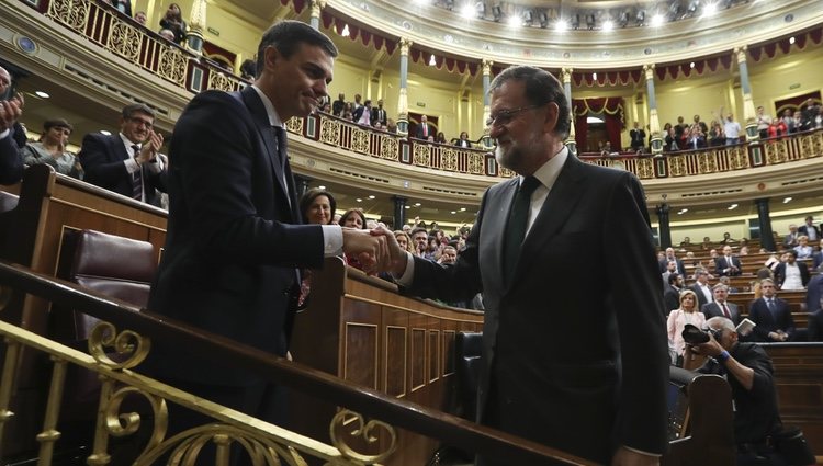 Mariano Rajoy felicitando a Pedro Sánchez tras salir adelante la moción de censura contra él