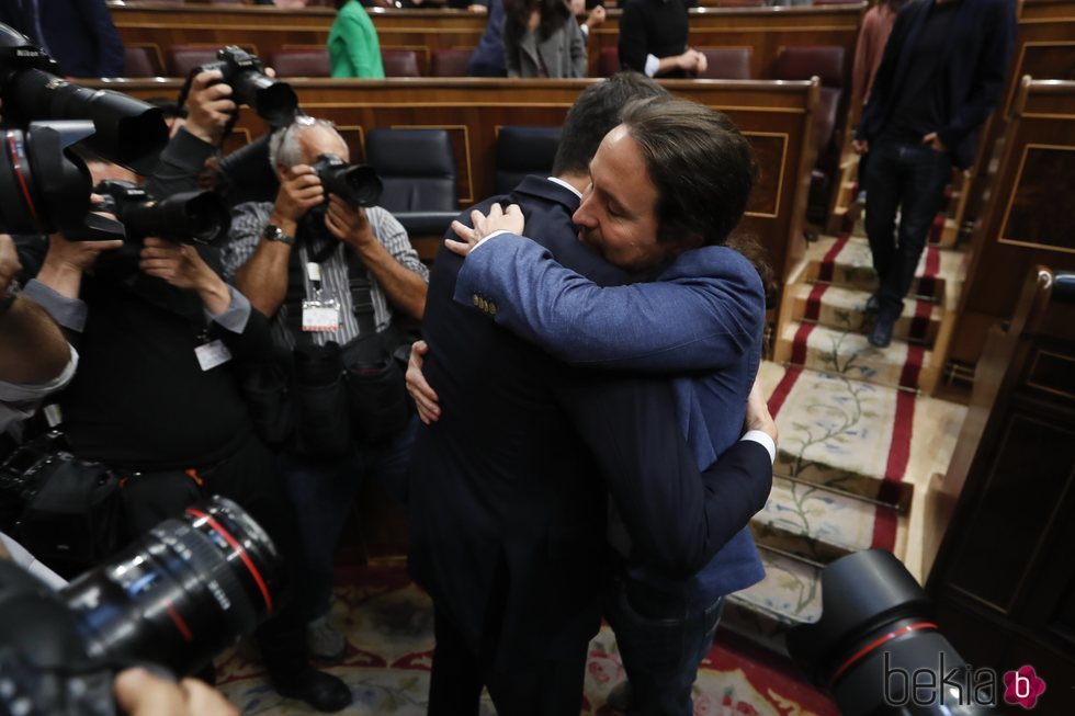 Pedro Sánchez abrazando a Pablo Iglesias tras convertirse en Presidente del Gobierno