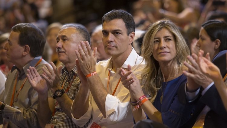 Begoña Gómez y Pedro Sánchez aplaudiendo en el 39 congreso del PSOE