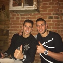 Lucas y Theo Hernández en un restaurante