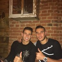 Lucas y Theo Hernández en un restaurante