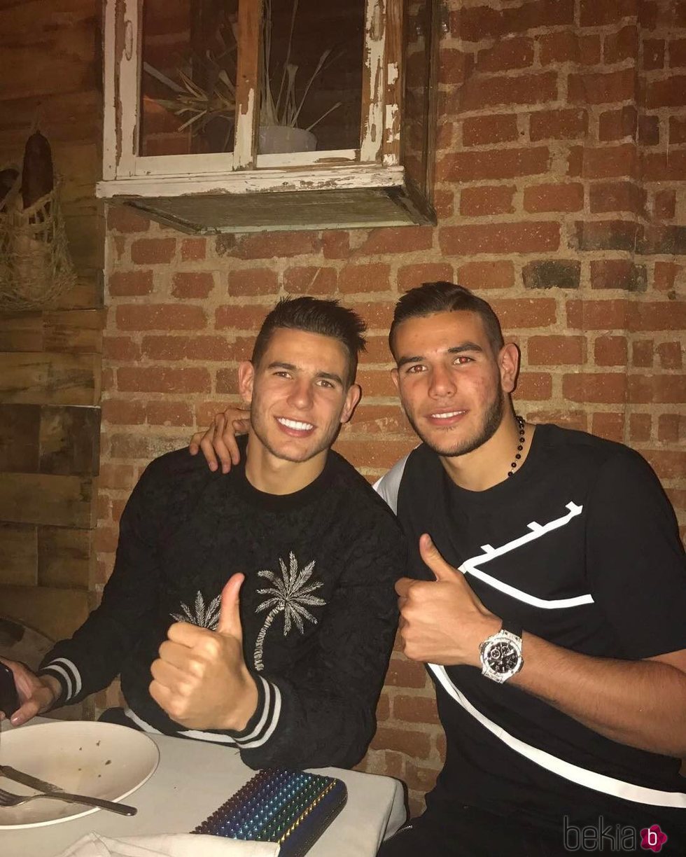 Lucas y Theo Hernández en un restaurante