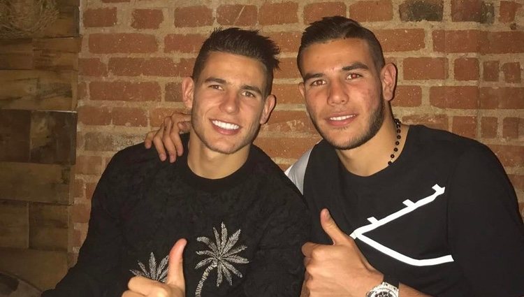 Lucas y Theo Hernández en un restaurante