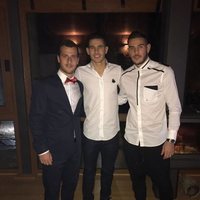 Theo y Lucas Hernández junto a un amigo en la Nochevieja de 2016