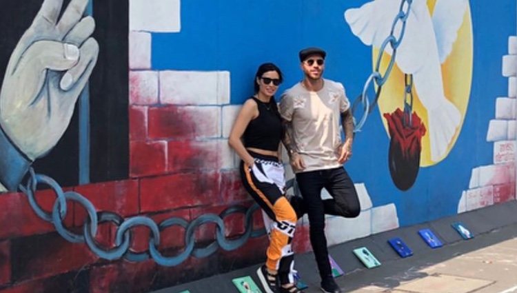 Sergio Ramos y Pilar Rubio en el muro de Berlín