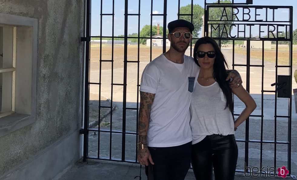 Pilar Rubio y Sergio Ramos en la puerta del campo de concentración de Dachau