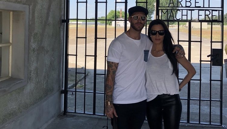 Pilar Rubio y Sergio Ramos en la puerta del campo de concentración de Dachau