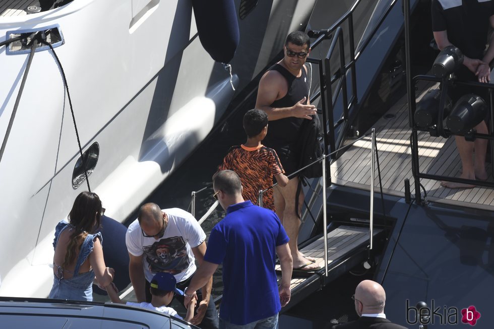 Amigos y familiares montandose en el yate de Cristiano Ronaldo en Marbella