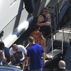 Amigos y familiares montandose en el yate de Cristiano Ronaldo en Marbella