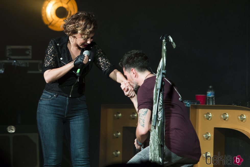 David de María y Chenoa durante un concierto