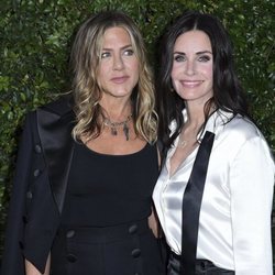 Jennifer Aniston y Courteney Cox en una cena benéfica de Chanel en Malibú (California)