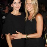 Courteney Cox y Jennifer Aniston disfrutando de un evento en el año 2010