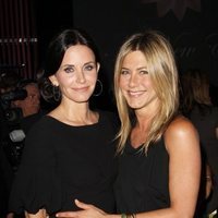 Courteney Cox y Jennifer Aniston disfrutando de un evento en el año 2010