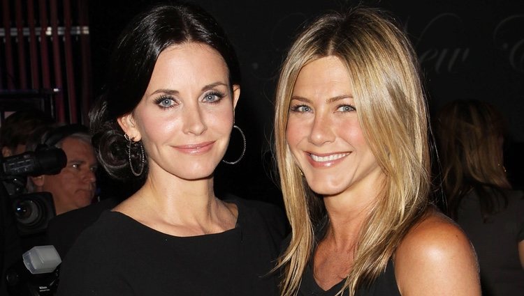 Courteney Cox y Jennifer Aniston disfrutando de un evento en el año 2010