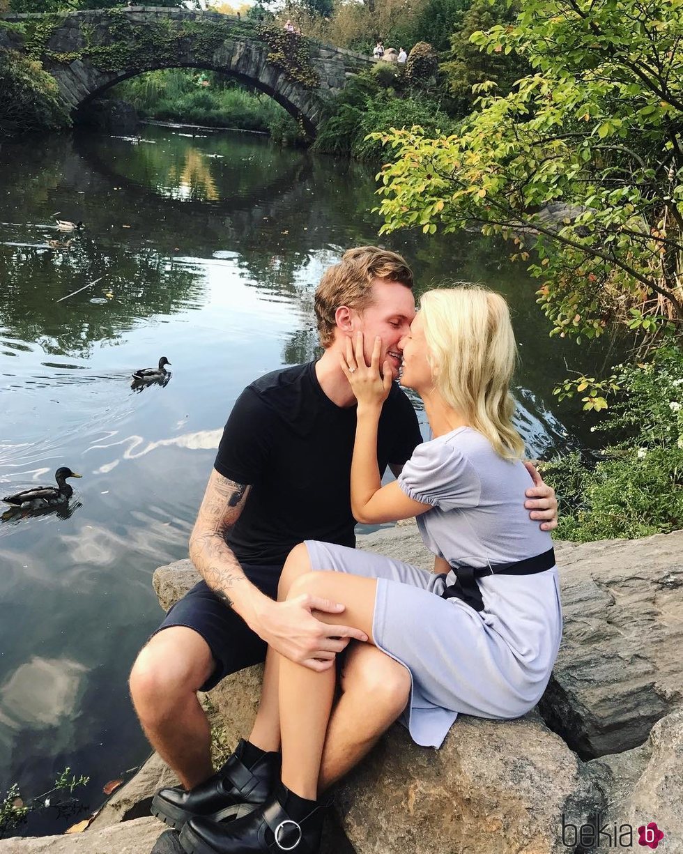 Barron Hilton y Tessa Gräfin von Walderdorff se comprometen en Central Park