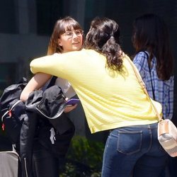 Aitana saluda con cariño a una fan por Madrid