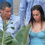 Cristiano Ronaldo mirando a Georgina Rodríguez durante sus vacaciones en Marbella