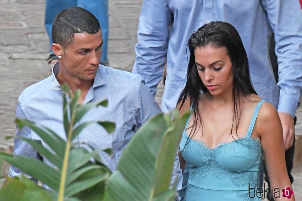 Cristiano Ronaldo mirando a Georgina Rodríguez durante sus vacaciones en Marbella