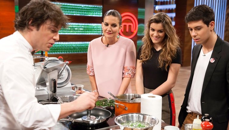 Alfred y Amaia miran a Jordi Cruz mientras cocina en 'MasterChef 6'