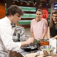 Alfred y Amaia miran a Jordi Cruz mientras cocina en 'MasterChef 6'