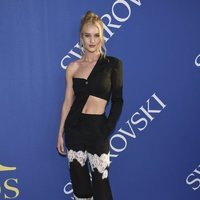 Rosie Huntington-Whiteley en la alfombra roja de los CFDA Fashion Awards 2018