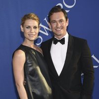 Claire Danes y Hugh Dancy en la alfombra roja de los CFDA Fashion Awards 2018