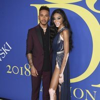 Winnie Harlow y Lewis Hamilton en la alfombra roja de los CFDA Fashion Awards 2018