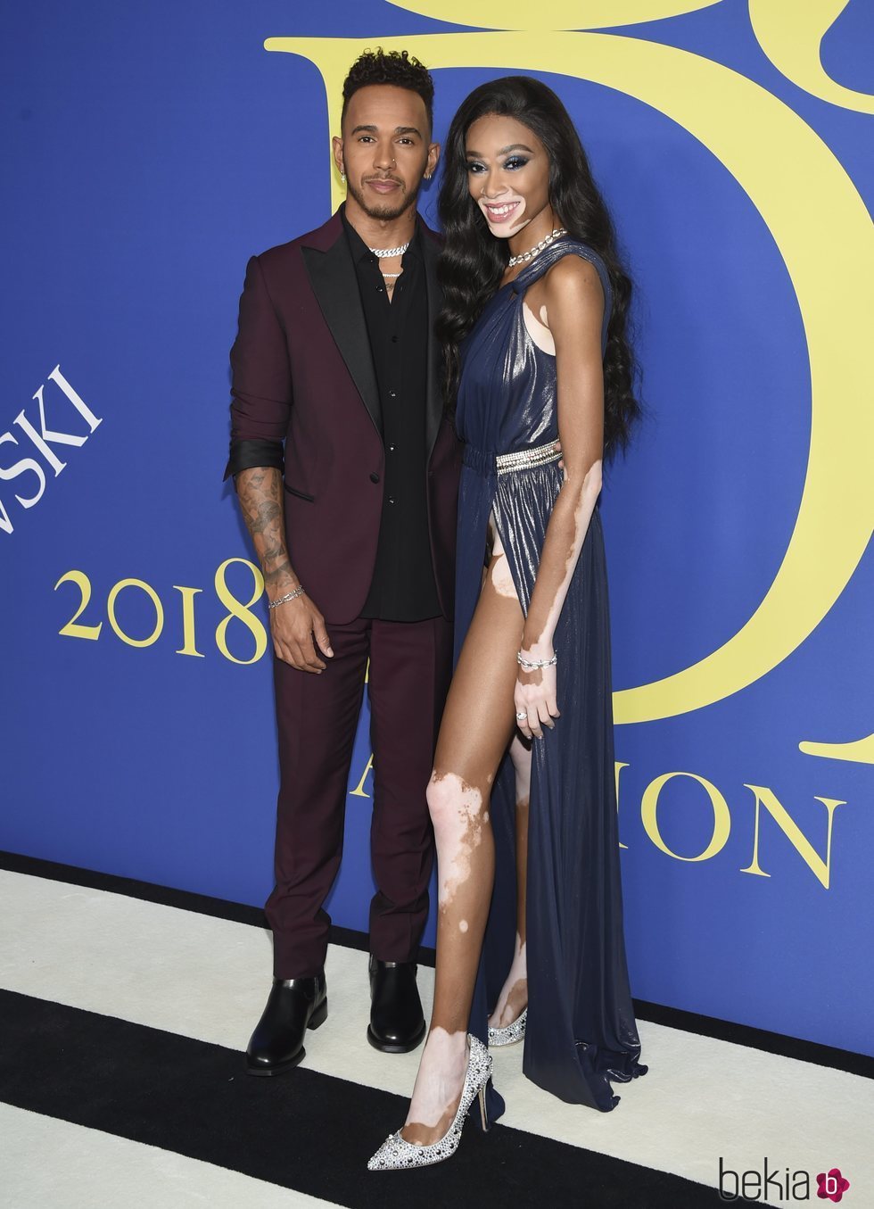 Winnie Harlow y Lewis Hamilton en la alfombra roja de los CFDA Fashion Awards 2018