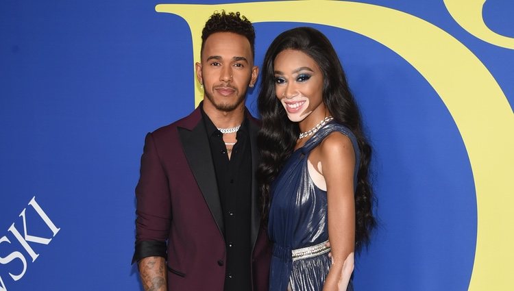 Winnie Harlow y Lewis Hamilton en la alfombra roja de los CFDA Fashion Awards 2018