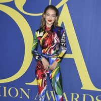 Gigi Hadid en la alfombra roja de los CFDA Fashion Awards 2018