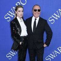 Amber Heard y Michael Kors en la alfombra roja de los CFDA Fashion Awards 2018