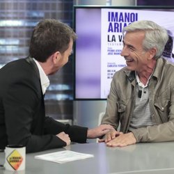 Imanol Arias charlando con Pablo Motos en 'El Hormiguero'