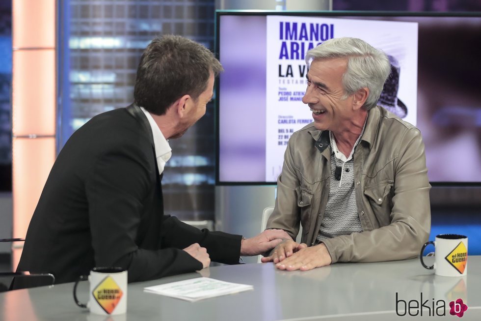 Imanol Arias charlando con Pablo Motos en 'El Hormiguero'