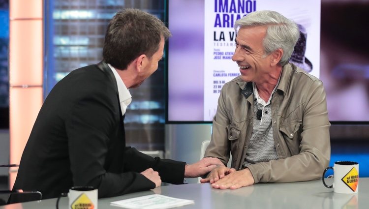 Imanol Arias charlando con Pablo Motos en 'El Hormiguero'