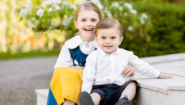 Los Príncipes Estela y Oscar de Suecia posando el Día Nacional de Suecia 2018